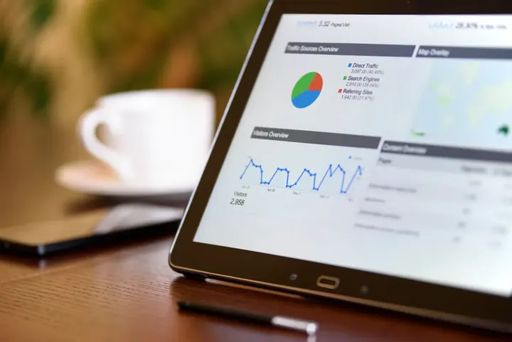 Tablet exibindo gráficos de tráfego e visitantes de um painel de desempenho