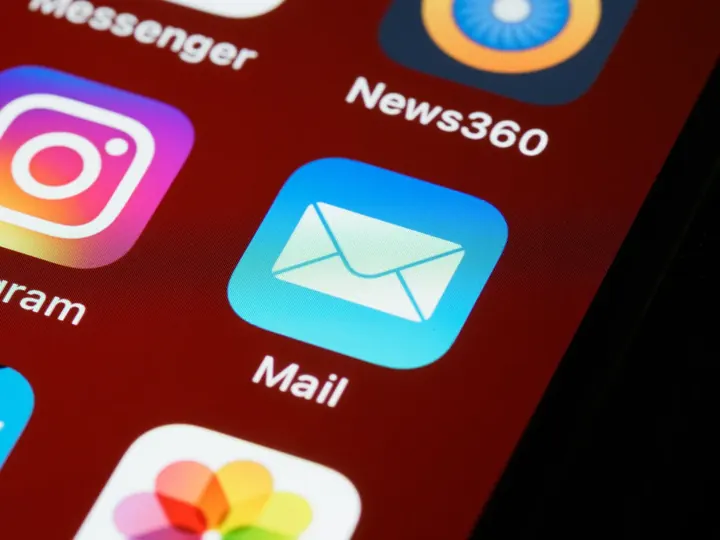 Aplicativo de e-mail em destaque na tela de um smartphone