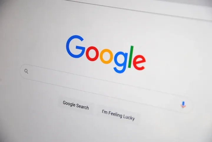 Página de busca do Google exibida em uma tela de computador