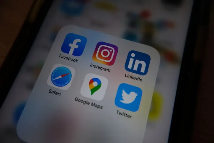 Smartphone com os aplicativos Facebook, Instagram e LinkedIn na tela